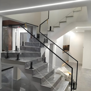 Glass staircase railing installation in Muscat and Sohar Oman 5 - تركيب درابزين درج زجاجي… – glass railing and balustrade installation – Al…