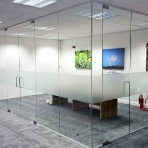 Al Noor offers top-quality office glass partitions, shopfronts, and frameless entrance do… – commercial glass systems installation – Al Noo…